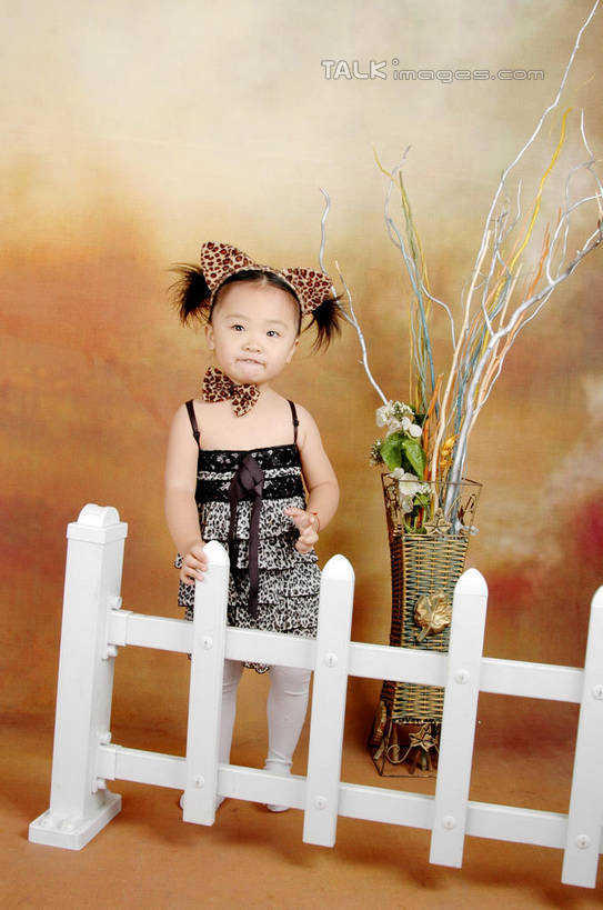 东方人,儿童,一个人,栏杆,站,笑,微笑,竖图,室内,白天,正面,裙子,纯洁,智慧,花瓶,亚洲,仅一个女性,仅一个人,连衣裙,服装,艺术,盛开,丝绸,丝带,栅栏,篱笆,围栏,缎带,花蕾,注视,黄种人,文化,护栏,玻璃制品,绸带,花,花瓣,花朵,鲜花,小孩,衣服,白色,插花,背景墙,玻璃瓶,蝴蝶结,瓶子,花苞,花蕊,观察,看,站着,仅一个小孩,可爱,童年,童趣,服饰,观看,插花艺术,装饰墙,察看,创造,衣着,穿着,关注,创作,想象,童真,烂漫,无邪,衣饰,天真,女孩,女人,女性,亚洲人,孩子,站立,彩图,全身,女生,shslj1