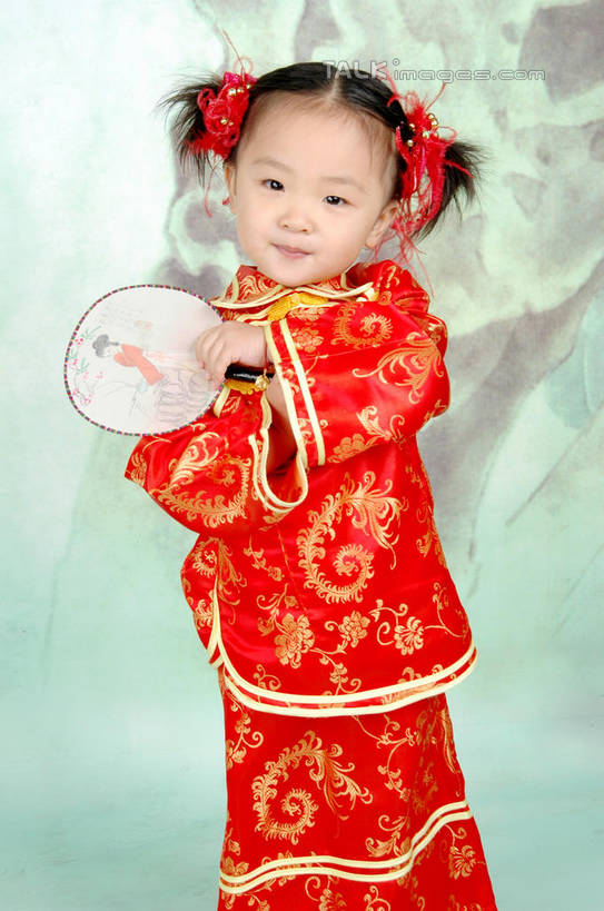 东方人,儿童,一个人,站,笑,微笑,竖图,室内,白天,正面,民族服装,纯洁,亚洲,仅一个女性,仅一个人,握,旗袍,盛开,扇子,清凉,拿,花蕾,拿着,注视,黄种人,凉爽,文化,花,花瓣,花朵,鲜花,一个,小孩,红色,背景墙,花苞,花蕊,观察,看,站着,仅一个小孩,可爱,童年,童趣,握着,单个,观看,装饰墙,察看,关注,中国文化,童真,烂漫,无邪,天真,女孩,女人,女性,亚洲人,孩子,站立,半身,彩图,传统服装,民俗服,宫扇,纨扇,圆扇,女生,传统文化,shslj1