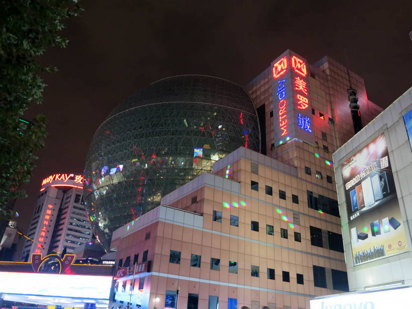 无人,家,高楼大厦,商店,横图,彩色,室外,夜晚,仰视,购物,度假,消费,美景,植物,城市风光,标志建筑,超市,城市,大厦,地标,建筑,摩天大楼,霓虹灯,商场,夜景,上海,中国,亚洲,阴影,光线,标志,文字,影子,字符,房屋,屋子,景观,公寓,建筑群,灯光,七彩,娱乐,光源,标识,建设,洋房,楼房,霓虹,住宅,灯,树,树木,绿色,自然,享受,休闲,汉字,景色,放松,金融,百货,徐家汇,生长,成长,申,照明设备,中文,选购,贸易,百货公司,东亚,徐汇区,上海市,美罗城,中华人民共和国,沪,华东地区,氖灯,血拼,国文,华文,彩图,低角度拍摄,房子,大楼,高层建筑,高楼,购物商场,购物中心,摩天楼,商业中心,肇嘉浜路,shslj1