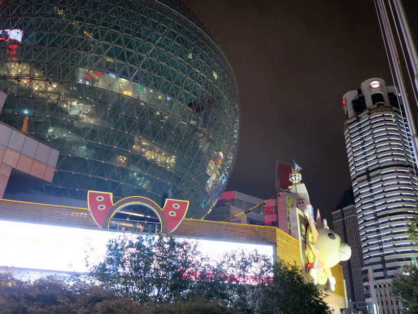 无人,高楼大厦,商店,横图,彩色,室外,夜晚,仰视,购物,度假,消费,美景,植物,城市风光,标志建筑,超市,城市,大厦,地标,建筑,摩天大楼,霓虹灯,商场,夜景,上海,中国,亚洲,阴影,光线,标志,文字,影子,字符,景观,建筑群,灯光,七彩,娱乐,光源,标识,建设,霓虹,灯,树,树木,绿色,自然,享受,休闲,汉字,景色,放松,金融,百货,徐家汇,生长,成长,申,照明设备,中文,选购,贸易,百货公司,东亚,徐汇区,上海市,美罗城,中华人民共和国,沪,华东地区,氖灯,血拼,国文,华文,彩图,低角度拍摄,大楼,高层建筑,高楼,购物商场,购物中心,摩天楼,商业中心,肇嘉浜路,shslj1