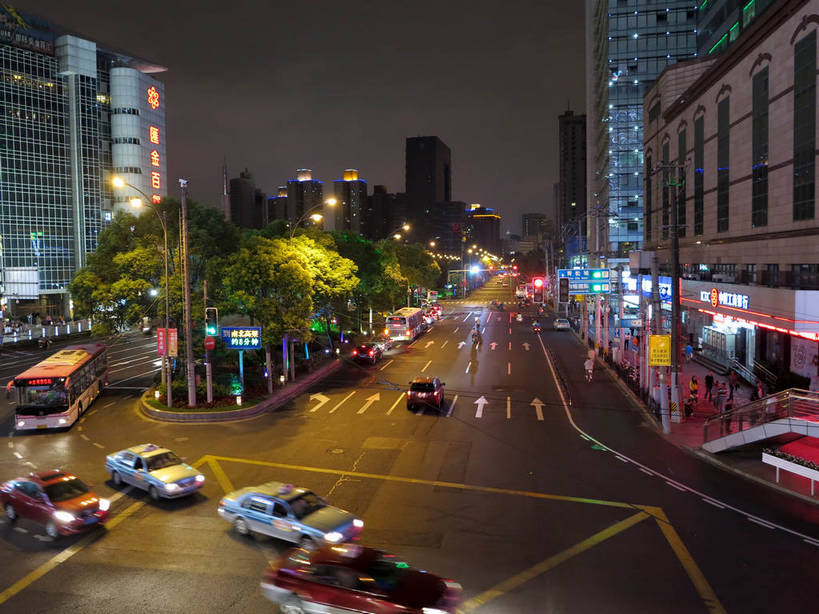 无人,家,高楼大厦,商店,横图,俯视,航拍,彩色,室外,夜晚,购物,度假,安全,消费,美景,植物,城市风光,标志建筑,超市,城市,大厦,道路,地标,建筑,路,路灯,摩天大楼,霓虹灯,人行横道,商场,夜景,公路,汽车,上海,中国,亚洲,阴影,光线,影子,房屋,屋子,景观,公寓,红绿灯,建筑群,人行道,灯光,分界线,七彩,停车线,信号灯,交通,娱乐,光源,建设,洋房,楼房,霓虹,住宅,车,灯,树,树木,绿色,自然,交通工具,轿车,驾驶,行驶,享受,休闲,景色,放松,警示,金融,百货,生长,成长,车行道,车行道分界线,操纵,申,控制,照明设备,鸟瞰,提示,载具,标线,人行横道线,驾车,流通,选购,贸易,百货公司,东亚,操控,车行线,汇金百货,徐汇区,上海市,交通信号灯,行人信号灯,中华人民共和国,沪,华东地区,氖灯,血拼,把持,斑马线,马路,彩图,高角度拍摄,房子,大楼,高层建筑,高楼,购物商场,购物中心,摩天楼,商业中心,肇嘉浜路,shslj1