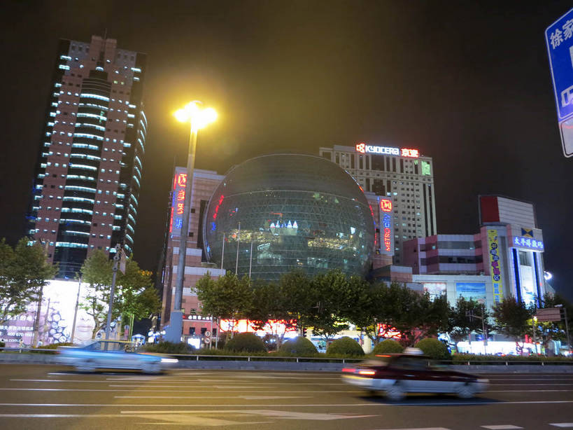 无人,家,高楼大厦,商店,横图,彩色,室外,夜晚,仰视,购物,度假,消费,美景,植物,城市风光,标志建筑,超市,城市,大厦,道路,地标,建筑,路,路灯,摩天大楼,霓虹灯,商场,夜景,指示牌,公路,汽车,上海,中国,亚洲,阴影,朦胧,模糊,光线,标志,路标,文字,影子,字符,房屋,屋子,景观,公寓,建筑群,灯光,分界线,七彩,停车线,交通,娱乐,光源,标识,建设,洋房,楼房,霓虹,路牌,住宅,车,灯,树,树木,绿色,自然,交通工具,轿车,驾驶,行驶,享受,休闲,汉字,景色,放松,金融,百货,徐家汇,生长,成长,车行道,车行道分界线,操纵,申,控制,照明设备,中文,载具,标线,驾车,选购,贸易,百货公司,东亚,操控,车行线,徐汇区,上海市,美罗城,中华人民共和国,沪,华东地区,美罗大厦,氖灯,血拼,把持,国文,华文,马路,彩图,低角度拍摄,房子,大楼,高层建筑,高楼,购物商场,购物中心,摩天楼,商业中心,肇嘉浜路,shslj1,汇联商厦