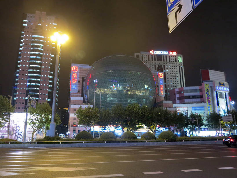 无人,家,高楼大厦,商店,横图,彩色,室外,夜晚,仰视,购物,度假,消费,美景,植物,城市风光,标志建筑,超市,城市,大厦,道路,地标,建筑,路,路灯,摩天大楼,霓虹灯,商场,夜景,指示牌,公路,汽车,上海,中国,亚洲,阴影,朦胧,模糊,光线,路标,影子,房屋,屋子,景观,公寓,建筑群,灯光,分界线,七彩,停车线,交通,方向,娱乐,光源,建设,洋房,楼房,霓虹,路牌,箭头,住宅,车,灯,树,树木,绿色,自然,交通工具,轿车,驾驶,行驶,享受,休闲,景色,放松,金融,百货,徐家汇,生长,成长,车行道,车行道分界线,操纵,申,控制,指向,照明设备,载具,标线,驾车,选购,贸易,百货公司,东亚,操控,车行线,徐汇区,上海市,美罗城,中华人民共和国,沪,华东地区,美罗大厦,氖灯,簇,血拼,把持,马路,彩图,低角度拍摄,房子,大楼,高层建筑,高楼,购物商场,购物中心,摩天楼,商业中心,肇嘉浜路,shslj1,汇联商厦