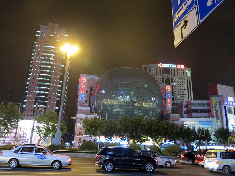 无人,家,高楼大厦,商店,横图,彩色,室外,夜晚,仰视,购物,度假,消费,美景,植物,城市风光,标志建筑,超市,城市,大厦,道路,地标,建筑,路,路灯,摩天大楼,霓虹灯,商场,夜景,指示牌,公路,汽车,上海,中国,亚洲,阴影,朦胧,模糊,光线,路标,影子,房屋,屋子,景观,公寓,建筑群,灯光,分界线,七彩,停车线,交通,方向,娱乐,光源,建设,洋房,楼房,霓虹,路牌,箭头,住宅,车,灯,树,树木,绿色,自然,交通工具,轿车,驾驶,行驶,享受,休闲,景色,放松,金融,百货,徐家汇,生长,成长,车行道,车行道分界线,操纵,申,控制,指向,照明设备,载具,标线,驾车,选购,贸易,百货公司,东亚,操控,车行线,徐汇区,上海市,美罗城,中华人民共和国,沪,华东地区,美罗大厦,氖灯,簇,血拼,把持,马路,彩图,低角度拍摄,房子,大楼,高层建筑,高楼,购物商场,购物中心,摩天楼,商业中心,肇嘉浜路,shslj1,汇联商厦