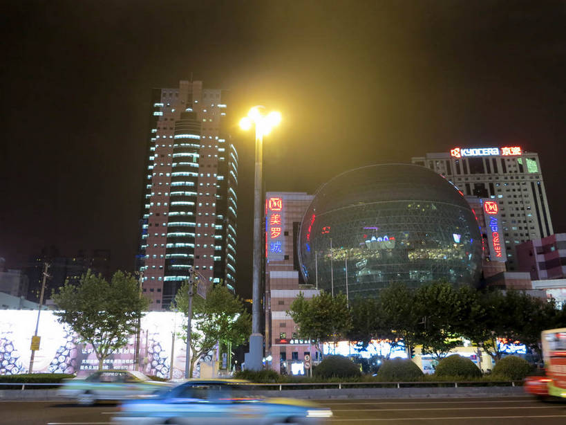 无人,家,高楼大厦,商店,横图,彩色,室外,夜晚,仰视,购物,度假,消费,美景,植物,城市风光,标志建筑,超市,城市,大厦,道路,地标,建筑,路,路灯,摩天大楼,霓虹灯,商场,夜景,公路,汽车,上海,中国,亚洲,阴影,朦胧,模糊,光线,影子,房屋,屋子,景观,公寓,建筑群,灯光,分界线,七彩,停车线,交通,娱乐,光源,建设,洋房,楼房,霓虹,住宅,车,灯,树,树木,绿色,自然,交通工具,轿车,驾驶,行驶,享受,休闲,景色,放松,金融,百货,徐家汇,生长,成长,车行道,车行道分界线,操纵,申,控制,照明设备,载具,标线,驾车,选购,贸易,百货公司,东亚,操控,车行线,徐汇区,上海市,美罗城,中华人民共和国,沪,华东地区,美罗大厦,氖灯,血拼,把持,马路,彩图,低角度拍摄,房子,大楼,高层建筑,高楼,购物商场,购物中心,摩天楼,商业中心,肇嘉浜路,shslj1,汇联商厦