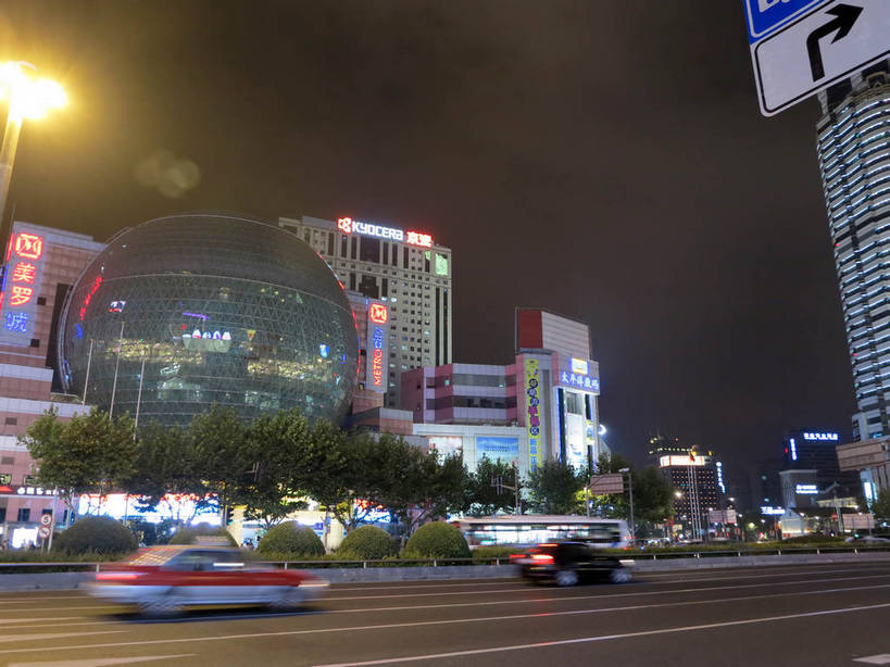 无人,家,高楼大厦,商店,横图,彩色,室外,夜晚,仰视,购物,度假,消费,美景,植物,城市风光,标志建筑,超市,城市,大厦,道路,地标,建筑,路,路灯,摩天大楼,霓虹灯,商场,夜景,指示牌,公路,汽车,上海,中国,亚洲,阴影,朦胧,模糊,光线,路标,影子,房屋,屋子,景观,公寓,建筑群,灯光,分界线,七彩,停车线,交通,方向,娱乐,光源,建设,洋房,楼房,霓虹,路牌,箭头,住宅,车,灯,树,树木,绿色,自然,交通工具,轿车,驾驶,行驶,享受,休闲,景色,放松,金融,百货,徐家汇,生长,成长,车行道,车行道分界线,操纵,申,控制,指向,照明设备,载具,标线,驾车,选购,贸易,百货公司,东亚,操控,车行线,徐汇区,上海市,美罗城,中华人民共和国,沪,华东地区,美罗大厦,氖灯,簇,血拼,把持,马路,彩图,低角度拍摄,房子,大楼,高层建筑,高楼,购物商场,购物中心,摩天楼,商业中心,肇嘉浜路,shslj1