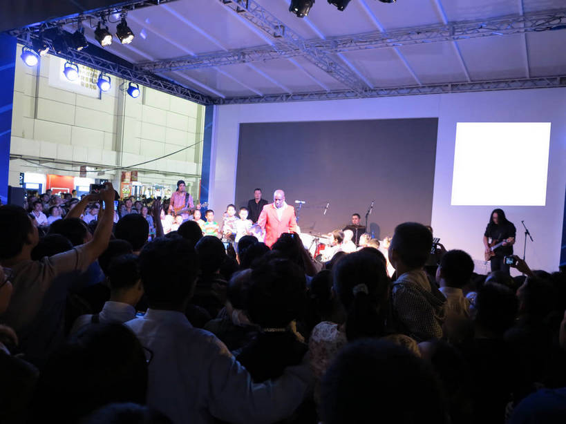 东方人,商店,站,横图,室外,夜晚,购物,度假,消费,美景,城市风光,超市,城市,商场,夜景,上海,中国,亚洲,行人,游客,游人,阴影,服装,朦胧,模糊,光线,影子,景观,灯光,许多人,休闲装,黄种人,娱乐,路人,旅客,背面,衣服,站着,一群人,享受,休闲,休闲服,景色,放松,金融,百货,服饰,徐家汇,申,选购,贸易,百货公司,东亚,徐汇区,上海市,中华人民共和国,沪,华东地区,血拼,过客,男人,男性,年轻男性,年轻女性,女人,女性,中年男性,中年女性,亚洲人,站立,半身,彩图,购物商场,购物中心,商业中心,shslj1,上海第六百货,上海六百