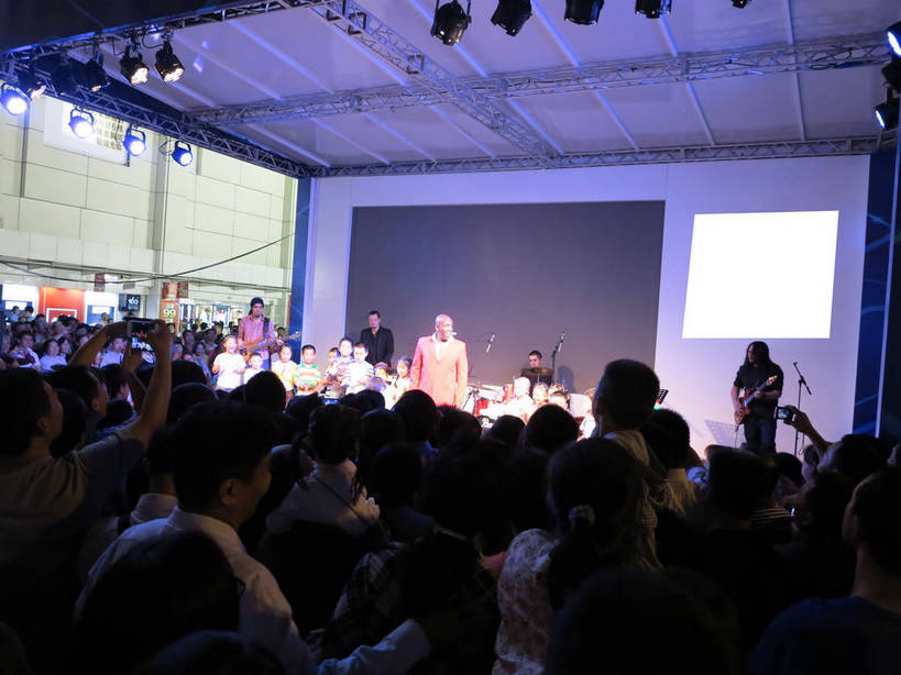 东方人,商店,站,横图,室外,夜晚,购物,度假,消费,美景,城市风光,超市,城市,商场,夜景,上海,中国,亚洲,行人,游客,游人,阴影,服装,朦胧,模糊,光线,影子,景观,灯光,许多人,休闲装,黄种人,娱乐,路人,旅客,背面,衣服,站着,一群人,享受,休闲,休闲服,景色,放松,金融,百货,服饰,徐家汇,申,选购,贸易,百货公司,东亚,徐汇区,上海市,中华人民共和国,沪,华东地区,血拼,过客,男人,男性,年轻男性,年轻女性,女人,女性,中年男性,中年女性,亚洲人,站立,半身,彩图,购物商场,购物中心,商业中心,shslj1,上海第六百货,上海六百