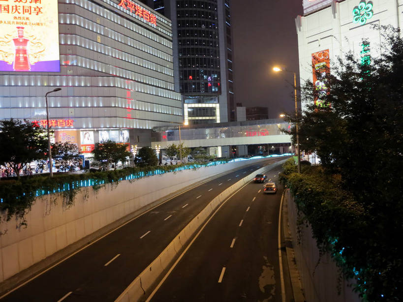 无人,家,高楼大厦,商店,横图,彩色,室外,夜晚,正面,购物,度假,消费,美景,植物,城市风光,标志建筑,超市,城市,大厦,道路,地标,建筑,路,路灯,摩天大楼,霓虹灯,商场,夜景,公路,汽车,上海,中国,亚洲,阴影,光线,影子,房屋,屋子,景观,公寓,建筑群,灯光,分界线,七彩,停车线,交通,娱乐,光源,建设,洋房,楼房,霓虹,住宅,车,灯,树,树木,绿色,自然,交通工具,轿车,驾驶,行驶,享受,休闲,景色,放松,金融,百货,徐家汇,生长,成长,车行道,车行道分界线,操纵,申,控制,照明设备,载具,标线,驾车,选购,贸易,百货公司,东亚,操控,车行线,徐汇区,上海市,衡山路,中华人民共和国,沪,华东地区,氖灯,血拼,把持,马路,彩图,房子,大楼,高层建筑,高楼,购物商场,购物中心,摩天楼,商业中心,太平洋百货,shslj1,上海第六百货,上海六百