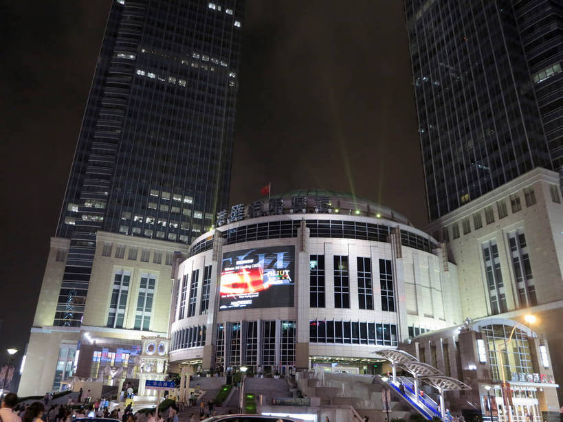 无人,高楼大厦,商店,横图,室外,夜晚,仰视,购物,度假,消费,美景,植物,城市风光,标志建筑,超市,城市,大厦,地标,建筑,摩天大楼,商场,夜景,上海,中国,亚洲,阴影,梦幻,发光,光束,光线,影子,景观,建筑群,灯光,光亮,娱乐,建设,树,树木,绿色,自然,享受,休闲,景色,放松,金融,百货,港汇广场,徐家汇,生长,成长,申,未来,发亮,选购,贸易,百货公司,东亚,憧憬,徐汇区,上海市,华山路,中华人民共和国,沪,华东地区,虹桥路,血拼,彩图,低角度拍摄,大楼,高层建筑,高楼,购物商场,购物中心,摩天楼,商业中心,港汇恒隆广场,shslj1