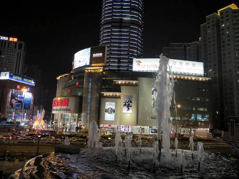 无人,高楼大厦,商店,横图,彩色,室外,夜晚,仰视,购物,度假,消费,美景,水,城市风光,标志建筑,超市,城市,大厦,道路,地标,建筑,路,摩天大楼,霓虹灯,喷泉,商场,夜景,公路,上海,中国,亚洲,阴影,飞溅,溅,光线,液体,影子,景观,水滴,建筑群,灯光,七彩,交通,文化,娱乐,光源,建设,霓虹,灯,水珠,品味,享受,休闲,景色,放松,金融,百货,港汇广场,徐家汇,申,照明设备,喷洒,水景,选购,贸易,百货公司,东亚,徐汇区,东方商厦,上海市,中华人民共和国,沪,华东地区,虹桥路,氖灯,美观,血拼,设计,马路,彩图,低角度拍摄,大楼,高层建筑,高楼,购物商场,购物中心,摩天楼,商业中心,漕溪北路,港汇恒隆广场,上实大厦,shslj1