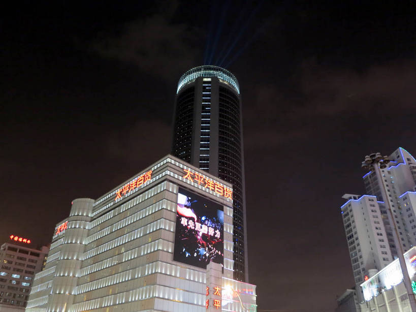 无人,家,高楼大厦,商店,横图,彩色,室外,夜晚,仰视,购物,度假,消费,美景,城市风光,标志建筑,超市,城市,大厦,地标,建筑,摩天大楼,霓虹灯,商场,夜景,上海,中国,亚洲,阴影,光线,信息,影子,房屋,屋子,景观,公寓,建筑群,灯光,七彩,娱乐,光源,建设,洋房,楼房,霓虹,海报,广告,住宅,灯,享受,休闲,景色,放松,金融,百货,徐家汇,申,照明设备,宣传,选购,贸易,百货公司,东亚,徐汇区,上海市,衡山路,中华人民共和国,沪,华东地区,氖灯,血拼,彩图,低角度拍摄,房子,大楼,高层建筑,高楼,购物商场,购物中心,摩天楼,商业中心,招贴,建汇大厦,太平洋百货,shslj1