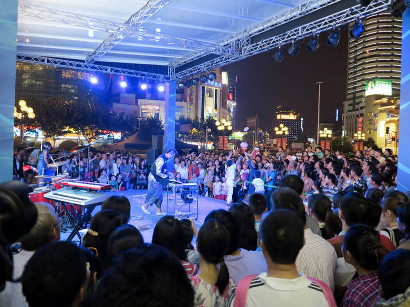 东方人,舞台,高楼大厦,商店,站,横图,俯视,室外,夜晚,购物,度假,消费,美景,城市风光,标志建筑,超市,城市,大厦,地标,建筑,摩天大楼,商场,夜景,上海,中国,亚洲,行人,游客,游人,阴影,服装,朦胧,模糊,光线,影子,景观,灯光,许多人,休闲装,黄种人,娱乐,建设,路人,旅客,衣服,站着,一群人,享受,休闲,休闲服,景色,放松,金融,百货,服饰,徐家汇,申,选购,贸易,百货公司,东亚,徐汇区,上海市,中华人民共和国,沪,华东地区,血拼,过客,男人,男性,年轻男性,年轻女性,女人,女性,中年男性,中年女性,亚洲人,表演台,站立,半身,彩图,高角度拍摄,大楼,高层建筑,高楼,购物商场,购物中心,摩天楼,商业中心,shslj1,上海第六百货,上海六百