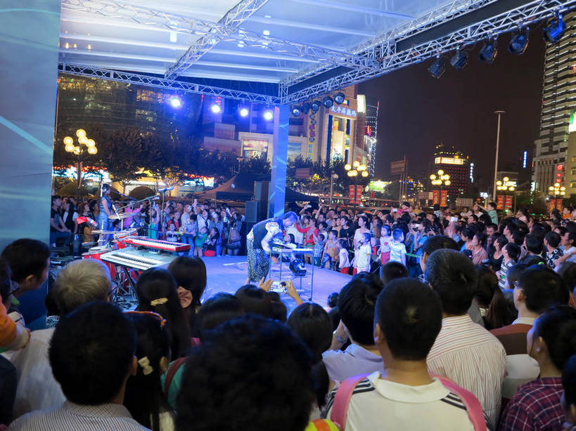 东方人,舞台,高楼大厦,商店,站,横图,俯视,室外,夜晚,购物,度假,消费,美景,城市风光,标志建筑,超市,城市,大厦,地标,建筑,摩天大楼,商场,夜景,上海,中国,亚洲,行人,游客,游人,阴影,服装,朦胧,模糊,光线,影子,景观,灯光,许多人,休闲装,黄种人,娱乐,建设,路人,旅客,衣服,站着,一群人,享受,休闲,休闲服,景色,放松,金融,百货,服饰,徐家汇,申,选购,贸易,百货公司,东亚,徐汇区,上海市,中华人民共和国,沪,华东地区,血拼,过客,男人,男性,年轻男性,年轻女性,女人,女性,中年男性,中年女性,亚洲人,表演台,站立,半身,彩图,高角度拍摄,大楼,高层建筑,高楼,购物商场,购物中心,摩天楼,商业中心,shslj1,上海第六百货,上海六百