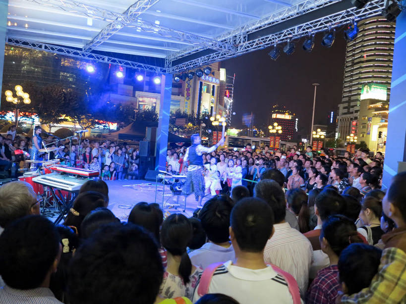 东方人,舞台,高楼大厦,商店,站,横图,俯视,室外,夜晚,购物,度假,消费,美景,城市风光,标志建筑,超市,城市,大厦,地标,建筑,摩天大楼,商场,夜景,上海,中国,亚洲,行人,游客,游人,阴影,服装,朦胧,模糊,光线,影子,景观,灯光,许多人,休闲装,黄种人,娱乐,建设,路人,旅客,衣服,站着,一群人,享受,休闲,休闲服,景色,放松,金融,百货,服饰,徐家汇,申,选购,贸易,百货公司,东亚,徐汇区,上海市,中华人民共和国,沪,华东地区,血拼,过客,男人,男性,年轻男性,年轻女性,女人,女性,中年男性,中年女性,亚洲人,表演台,站立,半身,彩图,高角度拍摄,大楼,高层建筑,高楼,购物商场,购物中心,摩天楼,商业中心,shslj1,上海第六百货,上海六百