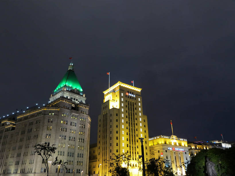 无人,高楼大厦,横图,室外,夜晚,仰视,度假,美景,植物,城市风光,标志建筑,城市,大厦,地标,建筑,摩天大楼,夜景,旗帜,上海,中国,亚洲,阴影,飘扬,光线,影子,景观,建筑群,灯光,娱乐,旗子,建设,黄浦江,树,树木,绿色,自然,外滩,享受,休闲,景色,放松,南京东路,生长,成长,飘逸,申,飞扬,和平饭店,黄浦区,东亚,中国银行大楼,中山东一路,上海市,中华人民共和国,沪,华东地区,旌旗,旗号,彩图,低角度拍摄,大楼,高层建筑,高楼,摩天楼,黄埔滩,上海外滩,外黄埔滩,上海中国银行大楼,shslj1