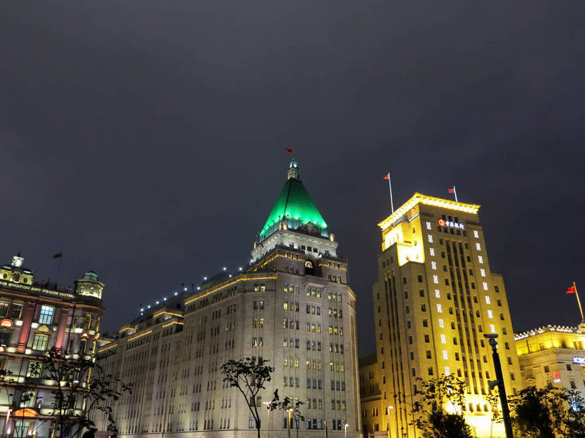 无人,高楼大厦,横图,室外,夜晚,仰视,度假,美景,植物,城市风光,标志建筑,城市,大厦,地标,建筑,摩天大楼,夜景,旗帜,上海,中国,亚洲,阴影,飘扬,光线,影子,景观,建筑群,灯光,娱乐,旗子,建设,黄浦江,树,树木,绿色,自然,外滩,享受,休闲,景色,放松,南京东路,生长,成长,飘逸,申,飞扬,和平饭店,黄浦区,东亚,中国银行大楼,中山东一路,上海市,中华人民共和国,沪,华东地区,旌旗,旗号,彩图,低角度拍摄,大楼,高层建筑,高楼,摩天楼,黄埔滩,上海外滩,外黄埔滩,上海中国银行大楼,shslj1