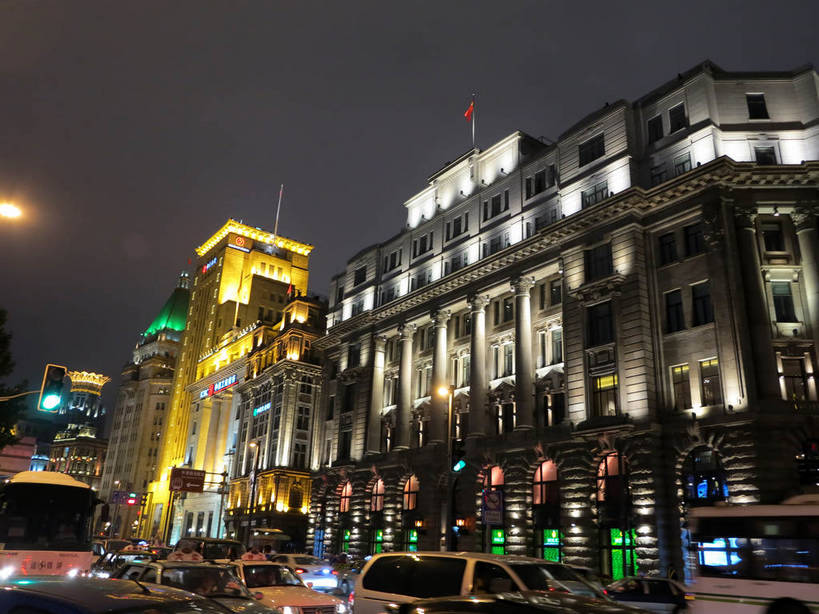 无人,高楼大厦,横图,室外,夜晚,仰视,度假,美景,植物,城市风光,标志建筑,城市,大厦,地标,建筑,摩天大楼,夜景,汽车,旗帜,上海,中国,亚洲,阴影,飘扬,光线,影子,景观,建筑群,灯光,娱乐,旗子,建设,黄浦江,车,树,树木,绿色,自然,交通工具,轿车,外滩,驾驶,行驶,享受,休闲,景色,放松,南京东路,生长,成长,飘逸,操纵,申,控制,载具,飞扬,驾车,和平饭店,黄浦区,东亚,操控,中国银行大楼,中山东一路,上海市,中华人民共和国,沪,华东地区,把持,旌旗,旗号,彩图,低角度拍摄,大楼,高层建筑,高楼,摩天楼,黄埔滩,上海外滩,外黄埔滩,上海中国银行大楼,中国工商银行,shslj1,中山东二路