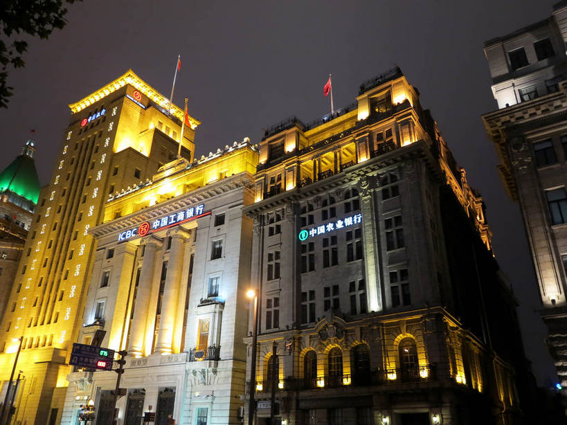 无人,高楼大厦,横图,室外,夜晚,仰视,度假,美景,植物,城市风光,标志建筑,城市,大厦,地标,建筑,摩天大楼,夜景,旗帜,上海,中国,亚洲,阴影,飘扬,光线,影子,景观,建筑群,灯光,娱乐,旗子,建设,黄浦江,树,树木,绿色,自然,外滩,享受,休闲,景色,放松,南京东路,生长,成长,飘逸,申,飞扬,和平饭店,黄浦区,东亚,中国银行大楼,中山东一路,上海市,中华人民共和国,沪,华东地区,旌旗,旗号,彩图,低角度拍摄,大楼,高层建筑,高楼,摩天楼,黄埔滩,上海外滩,外黄埔滩,上海中国银行大楼,中国工商银行,shslj1,中山东二路