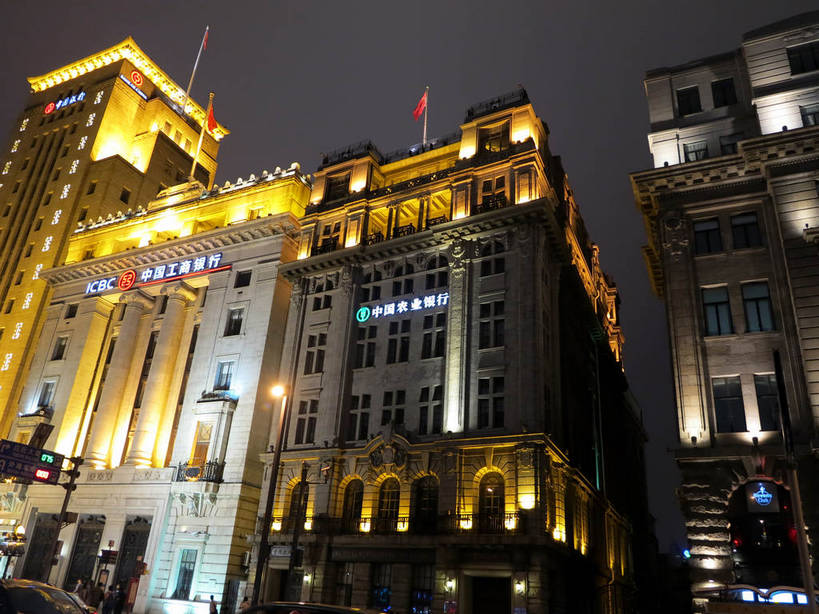 无人,高楼大厦,横图,室外,夜晚,仰视,度假,美景,植物,城市风光,标志建筑,城市,大厦,地标,建筑,摩天大楼,夜景,旗帜,上海,中国,亚洲,阴影,飘扬,光线,影子,景观,建筑群,灯光,娱乐,旗子,建设,黄浦江,树,树木,绿色,自然,外滩,享受,休闲,景色,放松,南京东路,生长,成长,飘逸,申,飞扬,和平饭店,黄浦区,东亚,中国银行大楼,中山东一路,上海市,中华人民共和国,沪,华东地区,旌旗,旗号,彩图,低角度拍摄,大楼,高层建筑,高楼,摩天楼,黄埔滩,上海外滩,外黄埔滩,上海中国银行大楼,中国工商银行,shslj1,中山东二路