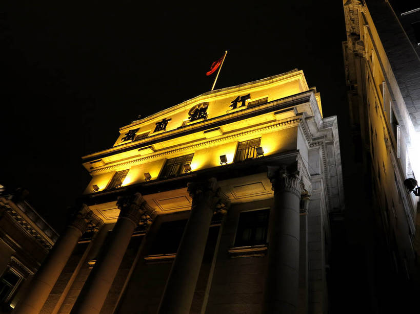 无人,银行,高楼大厦,横图,室外,夜晚,仰视,度假,美景,城市风光,标志建筑,城市,大厦,地标,建筑,摩天大楼,夜景,旗帜,上海,中国,亚洲,阴影,飘扬,光线,影子,柱子,墙,景观,灯光,娱乐,旗子,建设,黄浦江,墙壁,墙面,外滩,享受,休闲,景色,放松,金融,理财,经济,飘逸,申,资金,飞扬,流通,贸易,招商银行,黄浦区,东亚,台湾银行大楼,中山东一路,上海市,中华人民共和国,沪,华东地区,旌旗,旗号,彩图,低角度拍摄,大楼,高层建筑,高楼,摩天楼,黄埔滩,上海外滩,外黄埔滩,机构,金融机构,招商银行上海分行,shslj1