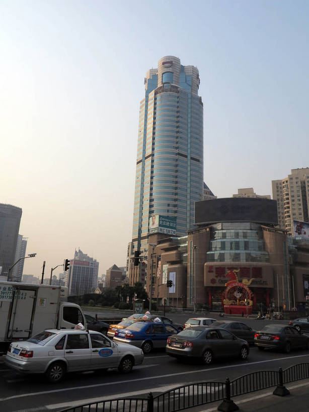 无人,高楼大厦,商店,竖图,室外,白天,仰视,购物,度假,消费,美景,植物,城市风光,标志建筑,超市,城市,大厦,道路,地标,建筑,路,摩天大楼,商场,公路,汽车,上海,中国,亚洲,阴影,光线,影子,景观,建筑群,分界线,停车线,交通,娱乐,建设,车,树,树木,蓝色,绿色,蓝天,天空,阳光,自然,交通工具,轿车,天,驾驶,行驶,享受,休闲,景色,放松,金融,百货,生长,晴朗,成长,车行道,车行道分界线,操纵,申,控制,载具,标线,驾车,选购,贸易,百货公司,东亚,操控,车行线,徐汇区,东方商厦,上海市,万里无云,中华人民共和国,沪,华东地区,血拼,把持,晴空,晴空万里,马路,彩图,低角度拍摄,大楼,高层建筑,高楼,购物商场,购物中心,摩天楼,商业中心,漕溪北路,上实大厦,shslj1