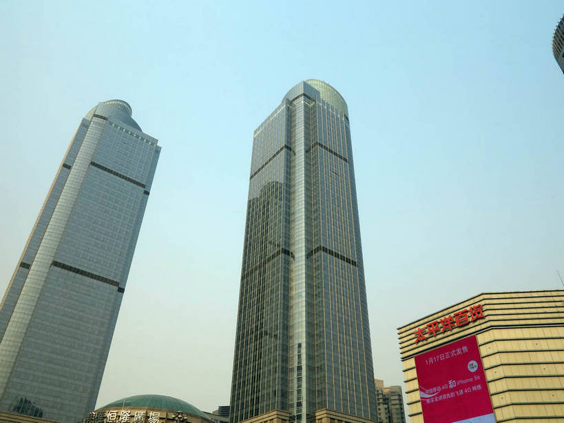 无人,高楼大厦,商店,横图,室外,白天,仰视,购物,度假,消费,美景,城市风光,标志建筑,超市,城市,大厦,地标,建筑,摩天大楼,商场,上海,中国,亚洲,阴影,光线,标志,文字,影子,字符,景观,娱乐,标识,建设,蓝色,蓝天,天空,阳光,天,享受,休闲,汉字,景色,放松,金融,百货,港汇广场,徐家汇,晴朗,申,中文,选购,贸易,百货公司,东亚,徐汇区,上海市,衡山路,万里无云,中华人民共和国,沪,华东地区,虹桥路,血拼,国文,华文,晴空,晴空万里,彩图,低角度拍摄,大楼,高层建筑,高楼,购物商场,购物中心,摩天楼,商业中心,港汇恒隆广场,建汇大厦,太平洋百货,shslj1