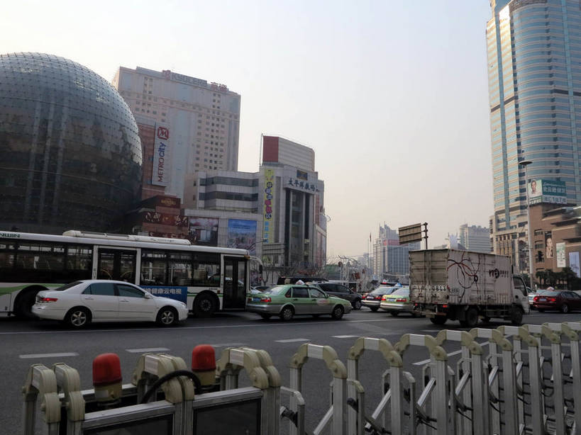 无人,高楼大厦,商店,横图,室外,白天,正面,购物,度假,消费,美景,植物,城市风光,标志建筑,超市,城市,大厦,道路,地标,建筑,路,摩天大楼,商场,公路,公共汽车,汽车,上海,中国,亚洲,阴影,光线,影子,景观,建筑群,分界线,巴士,停车线,公交车,交通,娱乐,建设,车,树,树木,蓝色,绿色,蓝天,天空,阳光,自然,交通工具,轿车,天,驾驶,行驶,享受,休闲,景色,放松,金融,百货,徐家汇,生长,晴朗,成长,车行道,车行道分界线,操纵,申,控制,载具,标线,驾车,选购,贸易,百货公司,东亚,操控,车行线,徐汇区,上海市,美罗城,万里无云,中华人民共和国,沪,华东地区,血拼,把持,晴空,晴空万里,马路,彩图,大楼,高层建筑,高楼,购物商场,购物中心,摩天楼,商业中心,漕溪北路,肇嘉浜路,上实大厦,shslj1,太平洋数码二期