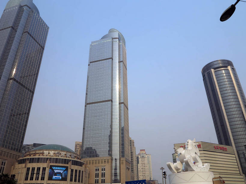 无人,高楼大厦,商店,横图,室外,白天,仰视,购物,度假,消费,美景,城市风光,标志建筑,超市,城市,大厦,地标,建筑,路灯,摩天大楼,商场,照明,雕塑,上海,中国,亚洲,阴影,艺术,装饰,光线,标志,雕刻,雕像,文字,影子,字符,景观,建筑群,灯光,娱乐,标识,建设,灯,蓝色,蓝天,天空,阳光,工艺品,天,享受,休闲,汉字,景色,放松,金融,百货,港汇广场,徐家汇,晴朗,纪念,照亮,美术,申,照明设备,中文,主题,陈列,选购,贸易,百货公司,东亚,徐汇区,上海市,衡山路,万里无云,中华人民共和国,沪,华东地区,虹桥路,功能,美学,血拼,国文,华文,晴空,晴空万里,彩图,低角度拍摄,大楼,高层建筑,高楼,购物商场,购物中心,摩天楼,商业中心,港汇恒隆广场,建汇大厦,太平洋百货,shslj1,上海第六百货,上海六百