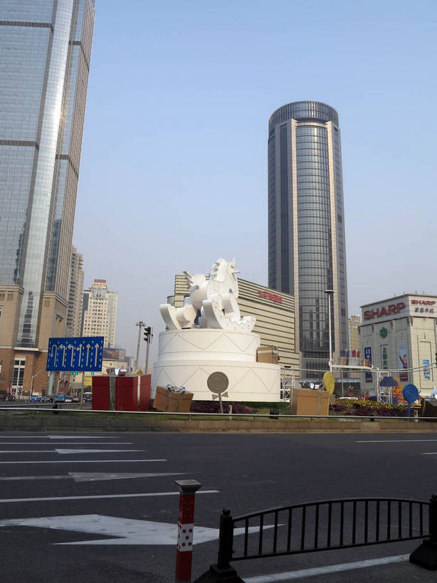 无人,高楼大厦,商店,栏杆,竖图,室外,白天,仰视,购物,度假,消费,草地,草坪,美景,植物,城市风光,标志建筑,超市,城市,大厦,道路,地标,建筑,路,摩天大楼,商场,公路,雕塑,上海,中国,亚洲,阴影,艺术,装饰,光线,雕刻,雕像,影子,景观,建筑群,围栏,分界线,停车线,交通,方向,娱乐,建设,护栏,箭头,草,树,树木,蓝色,绿色,蓝天,天空,阳光,自然,工艺品,天,享受,休闲,景色,放松,金融,百货,港汇广场,徐家汇,生长,晴朗,成长,纪念,车行道,车行道分界线,美术,申,指向,主题,标线,陈列,选购,贸易,百货公司,东亚,车行线,徐汇区,上海市,衡山路,万里无云,中华人民共和国,沪,华东地区,虹桥路,功能,美学,簇,血拼,晴空,晴空万里,马路,彩图,低角度拍摄,大楼,高层建筑,高楼,购物商场,购物中心,摩天楼,商业中心,港汇恒隆广场,建汇大厦,太平洋百货,shslj1,上海第六百货,上海六百