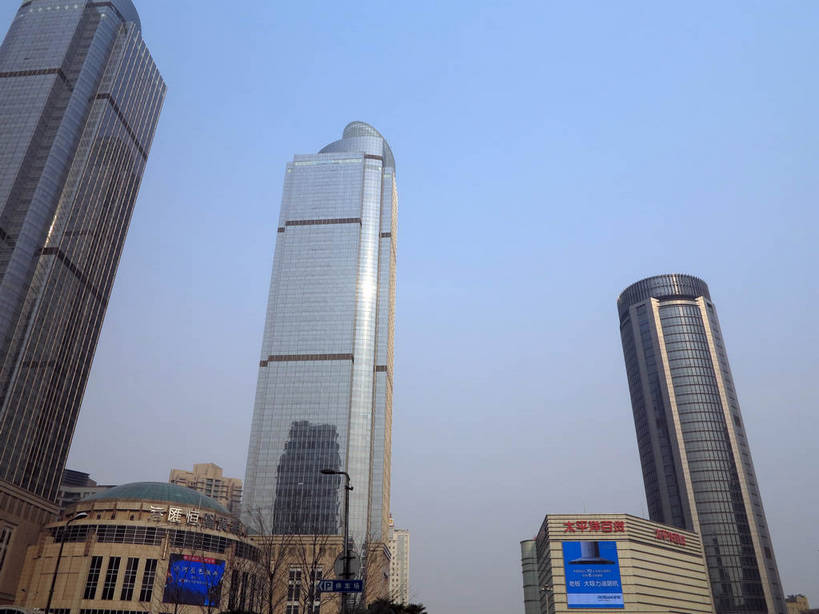 无人,高楼大厦,商店,横图,室外,白天,仰视,购物,度假,消费,美景,城市风光,标志建筑,超市,城市,大厦,地标,建筑,路灯,摩天大楼,商场,照明,上海,中国,亚洲,阴影,光线,标志,文字,影子,字符,景观,建筑群,灯光,娱乐,标识,建设,灯,蓝色,蓝天,天空,阳光,天,享受,休闲,汉字,景色,放松,金融,百货,港汇广场,徐家汇,晴朗,照亮,申,照明设备,中文,选购,贸易,百货公司,东亚,徐汇区,上海市,衡山路,万里无云,中华人民共和国,沪,华东地区,虹桥路,血拼,国文,华文,晴空,晴空万里,彩图,低角度拍摄,大楼,高层建筑,高楼,购物商场,购物中心,摩天楼,商业中心,港汇恒隆广场,建汇大厦,太平洋百货,shslj1