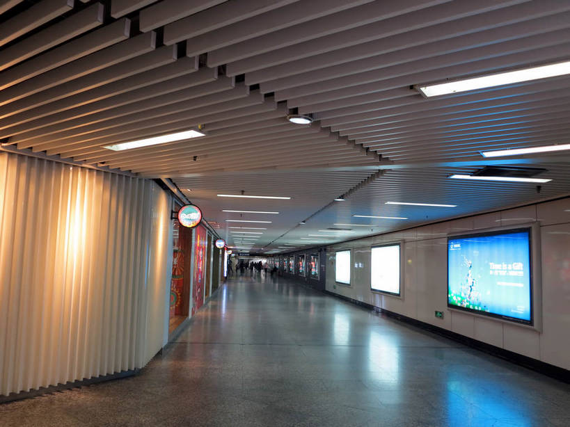 东方人,走,横图,室内,白天,正面,车站,照明,亚洲,阴影,服装,光线,信息,瓷砖,地砖,影子,墙,地铁站,通道,走道,走廊,过道,灯光,地面,站台,许多人,休闲装,黄种人,顶灯,月台,广告,墙壁,墙面,灯,衣服,灯具,一群人,休闲,休闲服,服饰,灯箱,照亮,传播,照明设备,消息,男人,男性,年轻男性,年轻女性,女人,女性,中年男性,中年女性,亚洲人,步行,散步,走路,彩图,全身,灯箱广告,灯箱海报,夜明宣传画,shslj1