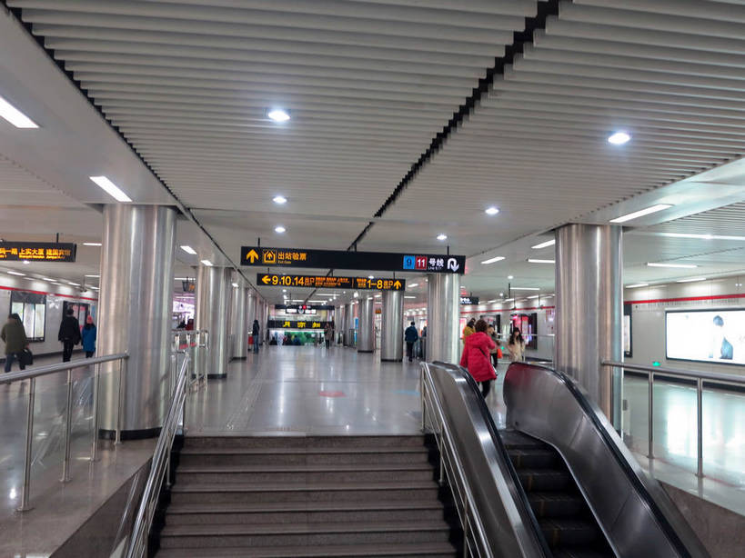 东方人,栏杆,走,横图,室内,白天,正面,楼梯,电梯,车站,照明,亚洲,阴影,服装,光线,信息,英文,标志,瓷砖,地砖,扶手,数字,文字,影子,字符,字母,电动扶梯,阶梯,墙,地铁站,通道,灯光,地面,自动扶梯,站台,运输工具,许多人,休闲装,黄种人,方向,标识,护栏,顶灯,月台,广告,箭头,墙壁,墙面,台阶,灯,衣服,灯具,一群人,休闲,休闲服,汉字,阿拉伯数字,服饰,灯箱,英文字母,照亮,指向,传播,照明设备,中文,消息,簇,国文,华文,男人,男性,年轻男性,年轻女性,女人,女性,中年男性,中年女性,亚洲人,步行,散步,走路,彩图,全身,灯箱广告,灯箱海报,夜明宣传画,扶手电梯,升降设备,运输带,自动行人电梯,电扶梯,shslj1