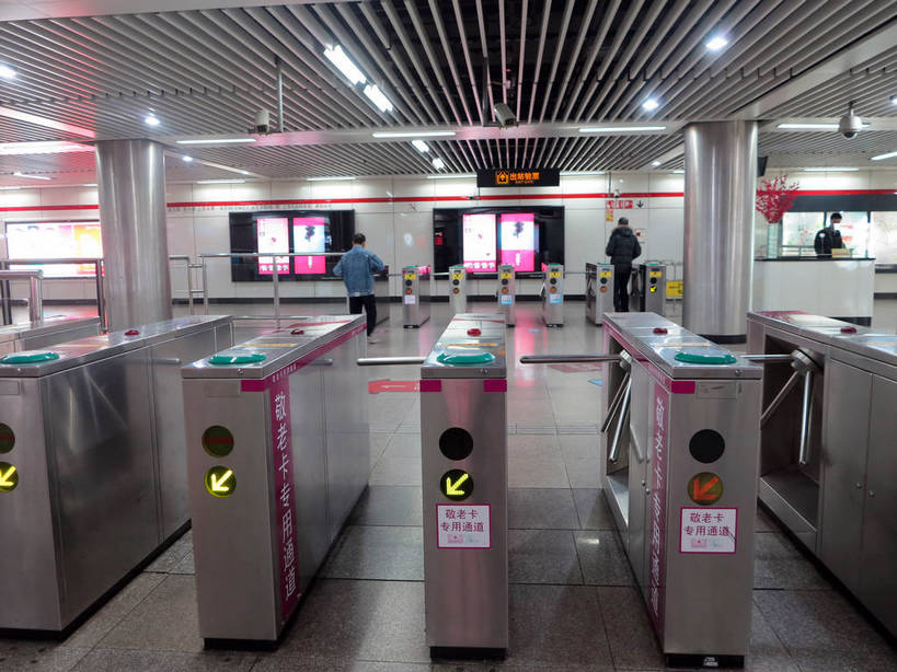 东方人,三个人,走,横图,室内,白天,正面,车站,照明,亚洲,一排,阴影,服装,整齐,光线,信息,英文,标志,瓷砖,地砖,数字,文字,影子,字符,字母,墙,地铁站,通道,灯光,地面,闸机,站台,交通,休闲装,黄种人,方向,标识,自动检票机,顶灯,月台,广告,箭头,墙壁,墙面,灯,排列,衣服,灯具,休闲,休闲服,汉字,阿拉伯数字,服饰,灯箱,英文字母,照亮,指向,传播,照明设备,队列,中文,消息,簇,国文,华文,检票,检票机,检票设备,男人,男性,年轻男性,中年男性,亚洲人,步行,散步,走路,彩图,全身,灯箱广告,灯箱海报,夜明宣传画,shslj1