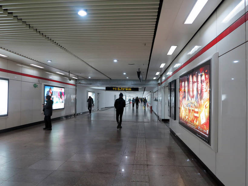 东方人,走,横图,室内,白天,正面,车站,照明,亚洲,阴影,服装,光线,信息,瓷砖,地砖,影子,墙,地铁站,通道,走道,走廊,过道,灯光,地面,站台,许多人,休闲装,黄种人,顶灯,月台,广告,墙壁,墙面,灯,衣服,灯具,一群人,休闲,休闲服,服饰,灯箱,照亮,传播,照明设备,消息,男人,男性,年轻男性,年轻女性,女人,女性,中年男性,中年女性,亚洲人,步行,散步,走路,彩图,全身,灯箱广告,灯箱海报,夜明宣传画,shslj1