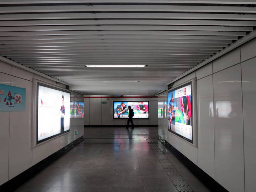 东方人,一个人,走,横图,室内,白天,侧面,车站,照明,亚洲,仅一个男性,仅一个人,阴影,服装,光线,信息,瓷砖,地砖,影子,墙,地铁站,通道,走道,走廊,过道,灯光,地面,站台,休闲装,黄种人,顶灯,月台,广告,墙壁,墙面,灯,仅一个年轻男性,衣服,灯具,休闲,休闲服,服饰,灯箱,照亮,传播,照明设备,消息,男人,男性,年轻男性,亚洲人,步行,散步,走路,彩图,全身,灯箱广告,灯箱海报,夜明宣传画,shslj1