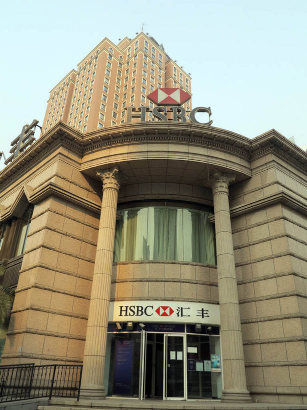 无人,银行,高楼大厦,竖图,室外,白天,仰视,度假,美景,窗户,城市风光,标志建筑,城市,大厦,地标,建筑,摩天大楼,上海,中国,亚洲,阴影,光线,英文,标志,文字,影子,字符,字母,墙,景观,娱乐,标识,建设,玻璃窗,墙壁,墙面,蓝色,蓝天,天空,阳光,天,享受,休闲,汉字,景色,放松,金融,理财,经济,晴朗,英文字母,申,资金,中文,流通,贸易,东亚,徐汇区,上海市,万里无云,中华人民共和国,沪,华东地区,国文,华文,汇丰银行,晴空,晴空万里,彩图,低角度拍摄,大楼,高层建筑,高楼,摩天楼,机构,金融机构,漕溪北路,shslj1,大新银行