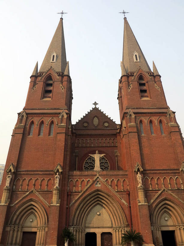 无人,教堂,竖图,室外,白天,仰视,旅游,度假,名胜古迹,标志建筑,地标,建筑,雕塑,上海,中国,亚洲,阴影,节日,遗迹,艺术,装饰,光线,雕刻,雕像,影子,古迹,文化,文物,娱乐,建设,古建筑,蓝色,蓝天,天空,阳光,工艺品,天,祈祷,享受,休闲,健康,旅游胜地,放松,许愿,宗教,信仰,晴朗,纪念,祈求,美术,申,基督教,天主教,主题,陈列,信念,古文明,东亚,徐家汇天主堂,徐汇区,上海市,万里无云,中华人民共和国,沪,华东地区,功能,美学,平安,晴空,晴空万里,彩图,低角度拍摄,大教堂,礼拜堂,圣依纳爵堂,圣依纳爵主教座堂,徐家汇大教堂,shslj1