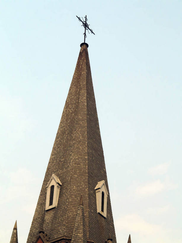 无人,教堂,竖图,室外,白天,仰视,旅游,度假,名胜古迹,标志建筑,地标,建筑,上海,中国,亚洲,阴影,节日,遗迹,光线,十字架,影子,古迹,文化,文物,娱乐,建设,古建筑,蓝色,蓝天,天空,阳光,天,祈祷,享受,休闲,健康,旅游胜地,放松,许愿,宗教,信仰,晴朗,纪念,祈求,申,基督教,天主教,信念,古文明,东亚,徐家汇天主堂,徐汇区,上海市,万里无云,中华人民共和国,沪,华东地区,平安,晴空,晴空万里,彩图,低角度拍摄,大教堂,礼拜堂,圣依纳爵堂,圣依纳爵主教座堂,徐家汇大教堂,shslj1