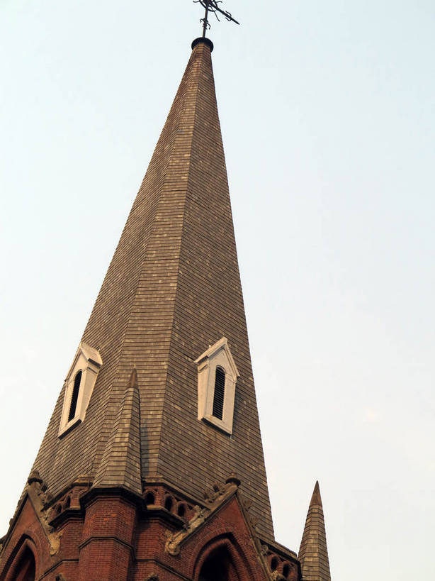 无人,教堂,竖图,室外,白天,仰视,旅游,度假,名胜古迹,标志建筑,地标,建筑,上海,中国,亚洲,阴影,节日,遗迹,光线,十字架,影子,古迹,文化,文物,娱乐,建设,古建筑,蓝色,蓝天,天空,阳光,天,祈祷,享受,休闲,健康,旅游胜地,放松,许愿,宗教,信仰,晴朗,纪念,祈求,申,基督教,天主教,信念,古文明,东亚,徐家汇天主堂,徐汇区,上海市,万里无云,中华人民共和国,沪,华东地区,平安,晴空,晴空万里,彩图,低角度拍摄,大教堂,礼拜堂,圣依纳爵堂,圣依纳爵主教座堂,徐家汇大教堂,shslj1