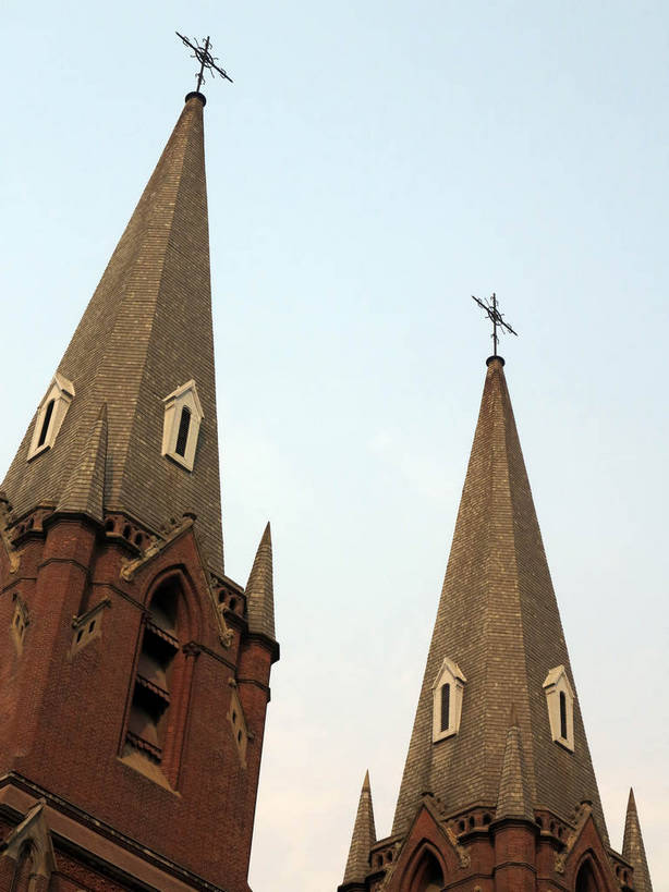 无人,教堂,竖图,室外,白天,仰视,旅游,度假,名胜古迹,标志建筑,地标,建筑,上海,中国,亚洲,阴影,节日,遗迹,光线,十字架,影子,古迹,文化,文物,娱乐,建设,古建筑,蓝色,蓝天,天空,阳光,天,祈祷,享受,休闲,健康,旅游胜地,放松,许愿,宗教,信仰,晴朗,纪念,祈求,申,基督教,天主教,信念,古文明,东亚,徐家汇天主堂,徐汇区,上海市,万里无云,中华人民共和国,沪,华东地区,平安,晴空,晴空万里,彩图,低角度拍摄,大教堂,礼拜堂,圣依纳爵堂,圣依纳爵主教座堂,徐家汇大教堂,shslj1