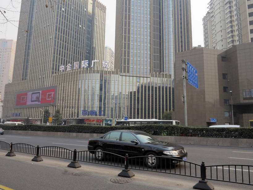 无人,高楼大厦,栏杆,横图,室外,白天,正面,度假,美景,植物,城市风光,标志建筑,城市,大厦,道路,地标,建筑,路,摩天大楼,公路,公共汽车,汽车,上海,中国,亚洲,标志,文字,字符,景观,建筑群,围栏,分界线,巴士,停车线,公交车,交通,娱乐,标识,建设,护栏,车,树,树木,绿色,天空,自然,交通工具,轿车,天,驾驶,行驶,享受,休闲,汉字,景色,放松,徐家汇,生长,成长,车行道,车行道分界线,操纵,申,控制,中文,载具,标线,驾车,东亚,操控,车行线,徐汇区,上海市,中华人民共和国,沪,华东地区,把持,国文,华文,马路,彩图,大楼,高层建筑,高楼,摩天楼,漕溪北路,shslj1,中金国际广场