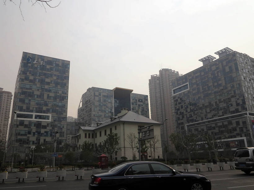 无人,博物馆,家,高楼大厦,栏杆,横图,室外,白天,仰视,度假,美景,植物,城市风光,标志建筑,城市,大厦,道路,地标,建筑,路,摩天大楼,公路,汽车,上海,中国,亚洲,研究,标志,文字,字符,房屋,屋子,景观,公寓,建筑群,围栏,交通,教育,娱乐,标识,建设,洋房,护栏,楼房,住宅,车,树,树木,绿色,天空,自然,交通工具,轿车,天,享受,休闲,汉字,景色,放松,徐家汇,生长,成长,展览,申,欣赏,中文,载具,陈列,东亚,徐汇区,上海市,中华人民共和国,沪,华东地区,国文,华文,典藏,马路,彩图,低角度拍摄,房子,大楼,高层建筑,高楼,摩天楼,shslj1,上海电影博物馆