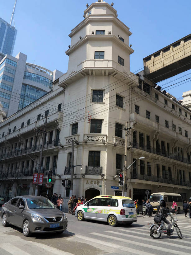 无人,高楼大厦,商店,竖图,室外,白天,仰视,购物,度假,安全,消费,美景,窗户,城市风光,标志建筑,超市,城市,大厦,道路,地标,建筑,路,摩天大楼,人行横道,商场,公路,汽车,上海,中国,亚洲,阴影,电力,光线,电线,线,影子,墙,景观,红绿灯,人行道,分界线,电能,停车线,信号灯,交通,线路,娱乐,建设,玻璃窗,墙壁,墙面,车,蓝色,蓝天,天空,阳光,交通工具,轿车,南京路,天,驾驶,行驶,享受,休闲,景色,放松,警示,金融,百货,永安百货,南京路步行街,晴朗,电,车行道,车行道分界线,操纵,电源,电源线,申,控制,提示,载具,标线,人行横道线,能量,驾车,流通,选购,贸易,百货公司,黄浦区,东亚,操控,车行线,上海市,交通信号灯,万里无云,行人信号灯,中华人民共和国,沪,华东地区,血拼,把持,晴空,晴空万里,斑马线,马路,彩图,低角度拍摄,大楼,高层建筑,高楼,购物商场,购物中心,摩天楼,商业中心,永安,shslj1,浙江中路