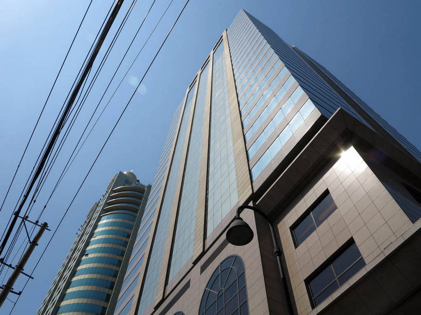 无人,高楼大厦,横图,室外,白天,仰视,度假,美景,窗户,城市风光,标志建筑,城市,大厦,地标,建筑,路灯,摩天大楼,照明,上海,中国,亚洲,阴影,电力,光线,电线,电线杆,线,影子,墙,景观,云,云朵,灯光,电能,线路,云彩,娱乐,建设,玻璃窗,墙壁,墙面,灯,蓝色,白云,蓝天,天空,阳光,天,享受,休闲,景色,放松,晴朗,电,电源,照亮,申,照明设备,能量,黄浦区,东亚,上海市,中华人民共和国,沪,华东地区,晴空,彩图,低角度拍摄,大楼,高层建筑,高楼,摩天楼,二马路,九江路,shslj1,华盛大厦,金融广场