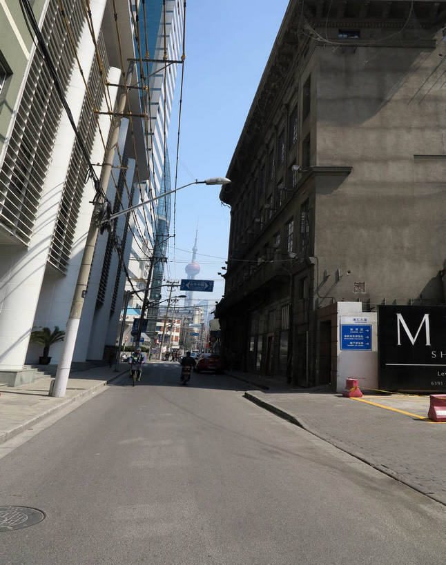 无人,高楼大厦,竖图,室外,白天,仰视,度假,美景,城市风光,标志建筑,城市,大厦,道路,地标,建筑,路,路灯,摩天大楼,指示牌,公路,照明,上海,中国,亚洲,阴影,光线,标志,路标,文字,影子,字符,景观,灯光,交通,娱乐,标识,建设,东方明珠,浦东,路牌,灯,蓝色,蓝天,天空,阳光,天,享受,休闲,汉字,景色,放松,晴朗,照亮,申,照明设备,中文,电视塔,黄浦区,金融中心,陆家嘴,陆家嘴金融贸易区,浦东新区,东亚,东方明珠广播电视塔,东方明珠电视塔,汉口路,上海市,万里无云,中华人民共和国,沪,华东地区,国文,华文,晴空,晴空万里,马路,彩图,低角度拍摄,大楼,高层建筑,高楼,摩天楼,东方明珠塔,shslj1,申报馆