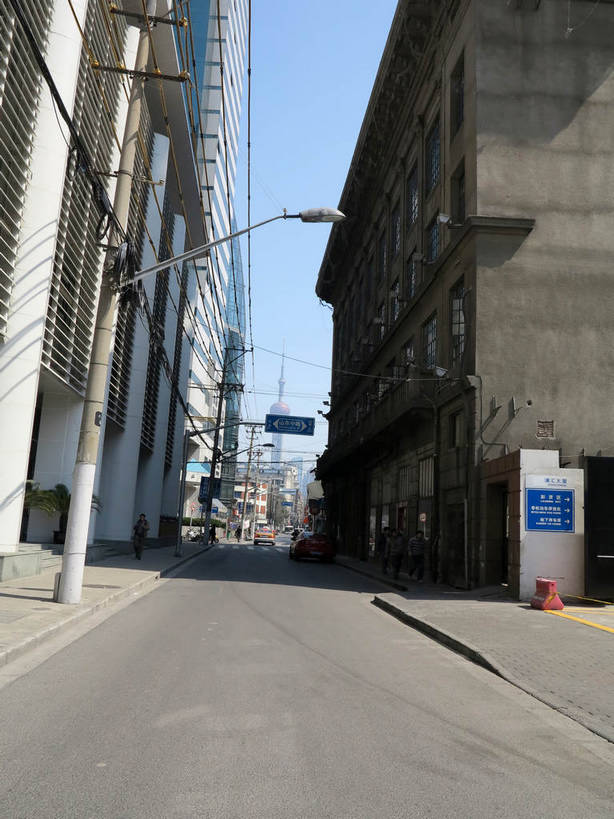 无人,高楼大厦,竖图,室外,白天,仰视,度假,美景,城市风光,标志建筑,城市,大厦,道路,地标,建筑,路,路灯,摩天大楼,指示牌,公路,照明,上海,中国,亚洲,阴影,光线,标志,路标,文字,影子,字符,景观,灯光,交通,娱乐,标识,建设,东方明珠,浦东,路牌,灯,蓝色,蓝天,天空,阳光,天,享受,休闲,汉字,景色,放松,晴朗,照亮,申,照明设备,中文,电视塔,黄浦区,金融中心,陆家嘴,陆家嘴金融贸易区,浦东新区,东亚,东方明珠广播电视塔,东方明珠电视塔,汉口路,上海市,万里无云,中华人民共和国,沪,华东地区,国文,华文,晴空,晴空万里,马路,彩图,低角度拍摄,大楼,高层建筑,高楼,摩天楼,东方明珠塔,shslj1,申报馆