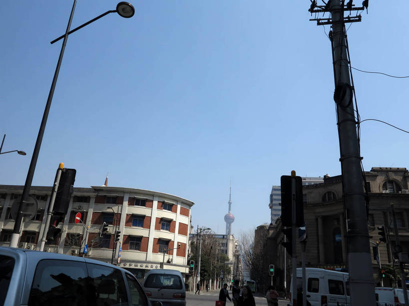 东方人,家,高楼大厦,走,横图,室外,白天,仰视,度假,安全,美景,植物,城市风光,标志建筑,城市,大厦,道路,地标,建筑,路,路灯,摩天大楼,公路,汽车,照明,上海,中国,亚洲,阴影,服装,光线,影子,房屋,屋子,景观,公寓,红绿灯,建筑群,灯光,信号灯,交通,许多人,休闲装,黄种人,娱乐,建设,洋房,楼房,住宅,车,灯,树,树木,衣服,蓝色,绿色,蓝天,天空,阳光,自然,交通工具,轿车,天,驾驶,行驶,一群人,享受,休闲,休闲服,景色,放松,警示,服饰,生长,晴朗,成长,操纵,照亮,申,控制,照明设备,提示,载具,驾车,流通,黄浦区,东亚,操控,上海市,交通信号灯,万里无云,行人信号灯,中华人民共和国,沪,华东地区,把持,男人,男性,年轻男性,年轻女性,女人,女性,中年男性,中年女性,亚洲人,晴空,晴空万里,马路,步行,散步,走路,半身,彩图,低角度拍摄,房子,大楼,高层建筑,高楼,摩天楼,河南中路,shslj1,上海市药材有限公司