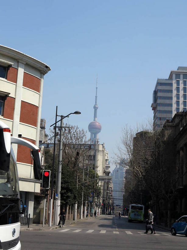 东方人,家,高楼大厦,走,竖图,室外,白天,正面,度假,安全,美景,植物,城市风光,标志建筑,城市,大厦,道路,地标,建筑,路,路灯,摩天大楼,人行横道,公路,汽车,照明,上海,中国,亚洲,阴影,服装,光线,影子,房屋,屋子,景观,公寓,红绿灯,建筑群,人行道,灯光,信号灯,交通,许多人,休闲装,黄种人,娱乐,建设,东方明珠,浦东,洋房,楼房,住宅,车,灯,树,树木,衣服,蓝色,绿色,蓝天,天空,阳光,自然,交通工具,轿车,天,驾驶,行驶,一群人,享受,休闲,休闲服,景色,放松,警示,服饰,生长,晴朗,成长,操纵,照亮,申,控制,照明设备,提示,载具,人行横道线,电视塔,驾车,流通,黄浦区,金融中心,陆家嘴,陆家嘴金融贸易区,浦东新区,东亚,操控,东方明珠广播电视塔,东方明珠电视塔,上海市,交通信号灯,万里无云,行人信号灯,中华人民共和国,沪,华东地区,把持,男人,男性,年轻男性,年轻女性,女人,女性,中年男性,中年女性,亚洲人,晴空,晴空万里,斑马线,马路,步行,散步,走路,半身,彩图,房子,大楼,高层建筑,高楼,摩天楼,东方明珠塔,二马路,九江路,shslj1