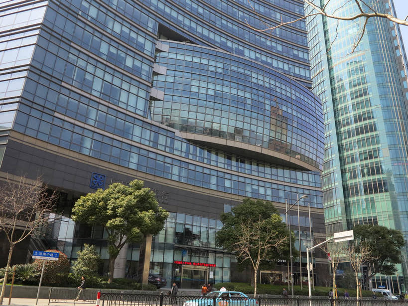 无人,高楼大厦,横图,室外,白天,仰视,度假,美景,植物,窗户,落地窗,城市风光,标志建筑,城市,大厦,地标,建筑,摩天大楼,出租车,汽车,上海,中国,亚洲,一排,许多,阴影,整齐,并列,并排,光线,影子,景观,很多,娱乐,建设,玻璃窗,车,树,树木,排列,蓝色,绿色,蓝天,天空,阳光,自然,交通工具,轿车,天,驾驶,行驶,享受,休闲,景色,放松,生长,晴朗,成长,操纵,申,控制,队列,载具,的士,计程车,驾车,平行,玻璃幕墙,黄浦区,东亚,操控,上海市,万里无云,中华人民共和国,沪,华东地区,把持,晴空,晴空万里,彩图,低角度拍摄,大楼,高层建筑,高楼,摩天楼,河南中路,shslj1,厦门国际银行